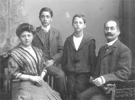 Erich Ernst Zepler with his parents and elder brother Hans