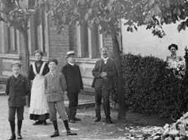 From left to right are Hans, the maid, Erich, the pharmacist (probably), Martin and Flora.